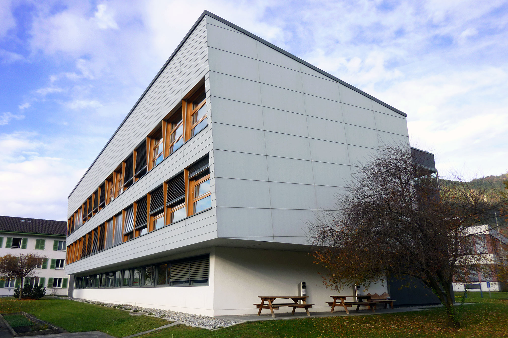 Sanierung Fassade Berufsschule Pflege, Spital Interlaken FMI